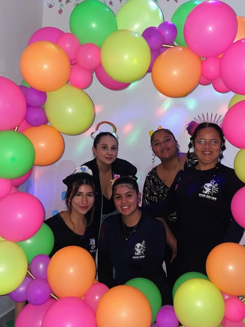Equipe de professoras da Doce Sonhar com camiseta da escola