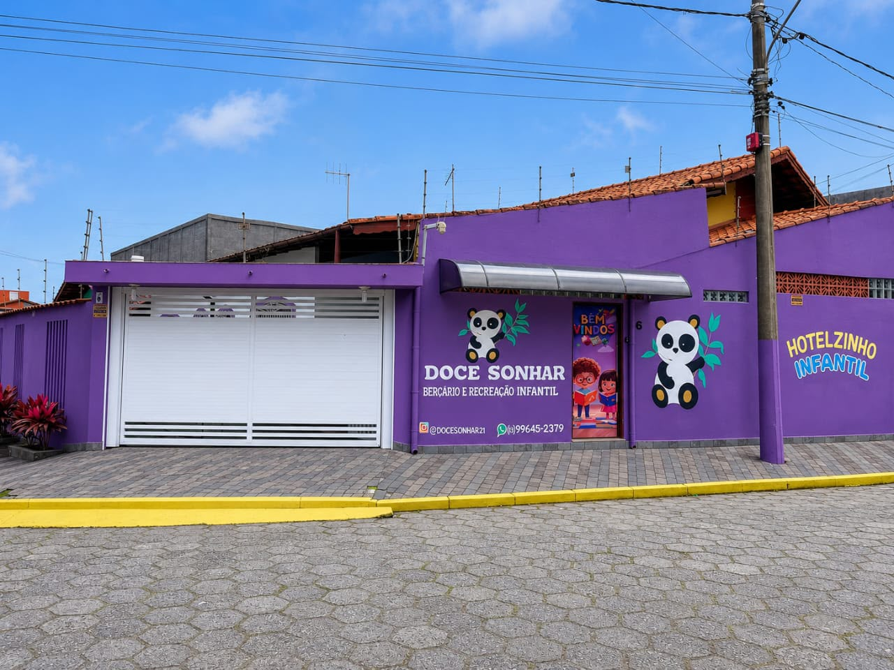 Fachada roxa da escolinha Doce Sonhar
