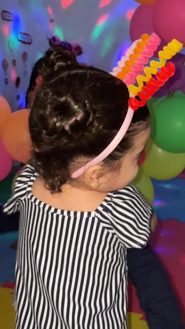 Penteado com lápis de cor coloridos no cabelo