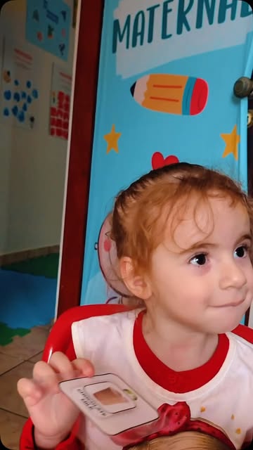 Menina ruiva na sala do maternal